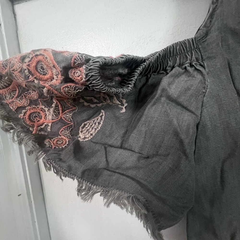 Cream Asymmetrical Ruffled Blouse - Picture 3 of 4